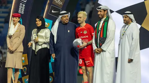 El futbolista Cartabia con los directivos del equipo de Dubai. (Twitter)