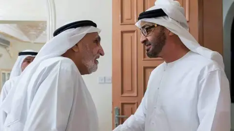 El presidente de EAU visitó a Khalfan Al Rumaithi en su casa de Abu Dabi en 2019. (WAM)