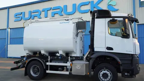 El camión cisterna de Surtruck. (Twitter)