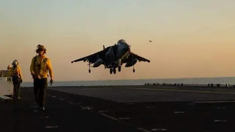 Un avión AV-8B Harrier estadounidense despega en el Mar Rojo. (Twitter)