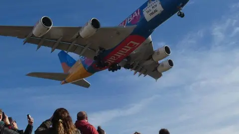 Aficionados fotografía el A380 de Emirates en su vuelta a Barcelona. (Xavi Cabo)