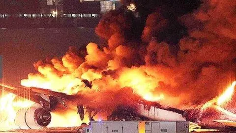 El avión tras el choque. (Twitter)