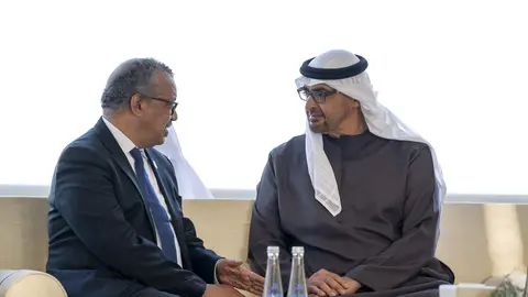 El Jeque Mohamed bin Zayed y el doctor Tedros Adhanom Ghebreyesus. (WAM)