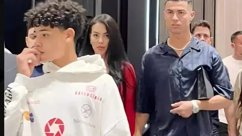 Crisitiano Ronaldo junto a Georgina Rodríguez y su hijo mayor en Dubai. (Twitter)