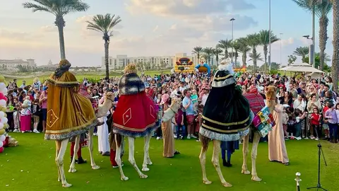 Cientos de personas recibieron en la tarde de este viernes a los Reyes Magos en Abu Dhabi. (Cedida)