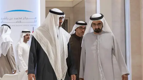 A la izquierda el presidente y el vicepresidente de Emiratos Árabes antes del anuncio de la estación espacial este domingo. (WAM).