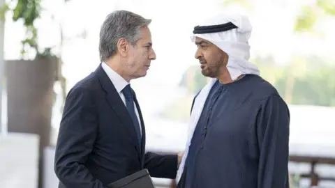 El presidente de EAU y el secretario de Estado de EEUU este lunes en Abu Dhabi. (WAM)