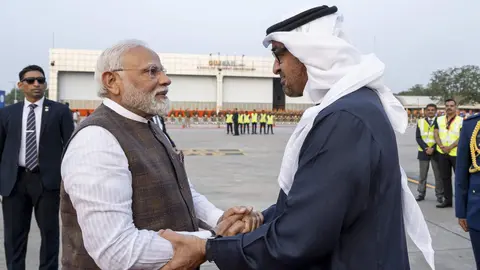 El presidente de la India saluda este martes al presidente emiratí. (WAM)