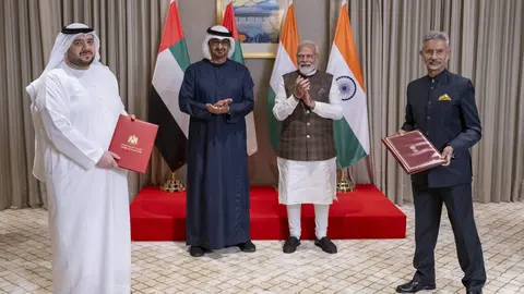 Un momento de la visita del presidente de Emiratos a la ciudad india de Gujarat. (WAM)
