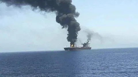 Un buque atacado por los hutíes en el Mar Rojo. (Irna)