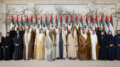 Foto de familia del Gabinete emiratí este jueves. (WAM)