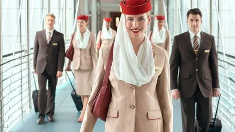 Tripulantes de cabina de Emirtes. (Twitter)