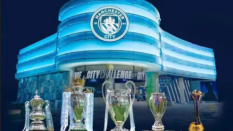 Los trofeos expuestos en Yas Mall. (WAM)