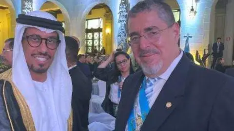 El embajador emiratí junto al presidente de Guatemala. (WAM)