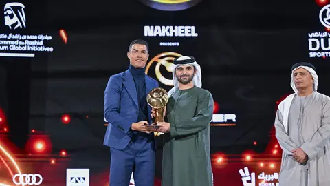Cristiano Ronaldo recibe uno de los premios. (Dubai Media Office)