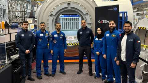 Los astronautas de EAU, Sultan Al Neyadi, Hazza Al Mansouri, Nora Al Matrooshi y Mohammed Al Mulla inspeccionan un prototipo de Lunar Gateway. (X)