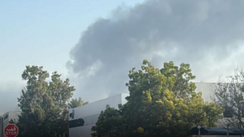 El humo del incendio en el cielo de Dubai. (Twitter)