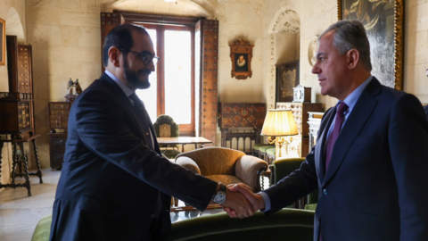 A la izquierda el embajador emiratí junto al alcalde sevillano. (Twitter)