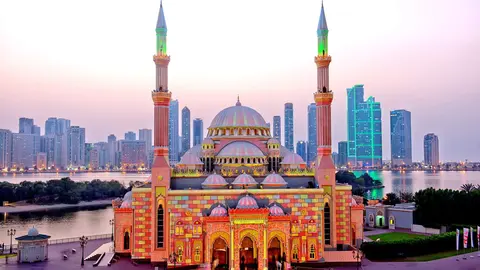 Una mezquita de Sharjah iluminada por el Festival de la Luz. (WAM)