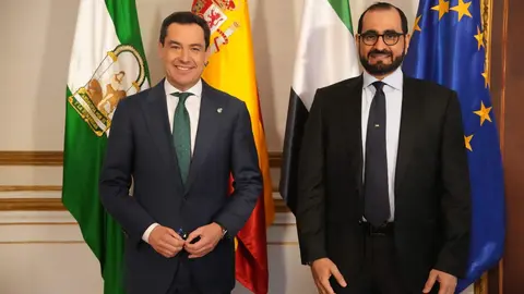 A la derecha el embajador de EAU en España junto al presidente de la Junta de Andalucía. (Twitter)