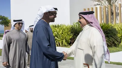 Un momento del encuentro de los dos mandatarios en Abu Dhabi. (WAM)