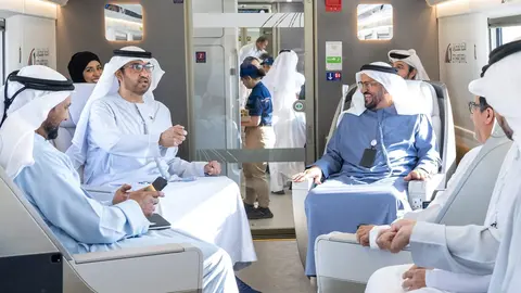 Autoridades emiratíes realizan el primer viaje en tren. (WAM)