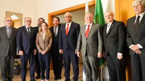 Representantes diplomáticos iberoamericanos junto al canciller de Costa Rica (tercero por la derecha). (Cedida)
