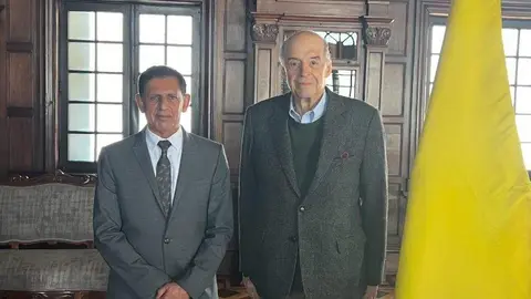 El embajador Salem Al Owais (izquierda) junto al ministro de Exteriores de Colombia. (Facebook)