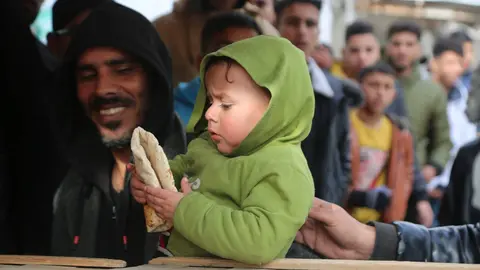 Un niño palestino beneficiado de la ayuda de Emiratos Árabes. (WAM)