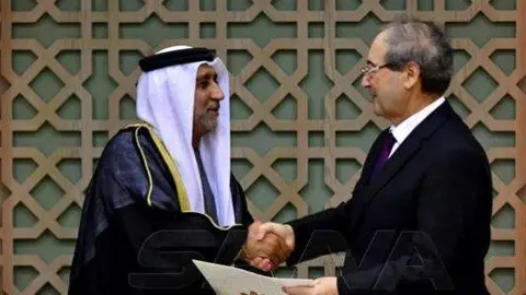 El embajador emiratí entrega credenciales al ministro de Exteriores sirio. (SANA)
