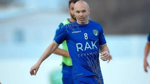 El futbolista Iniesta durante un entrenamiento en EAU. (Twitter)