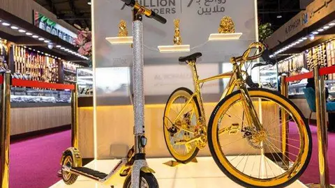 Bicicleta y patinete de oro en Sharjah. (Fuente externa)