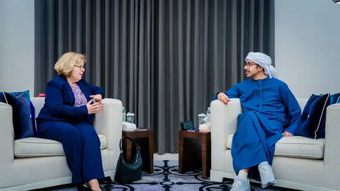 Encuentro en Abu Dhabi entre el Jeque Abdullah bin Zayed Al Nahyan y Barbara A. Leaf. (WAM)