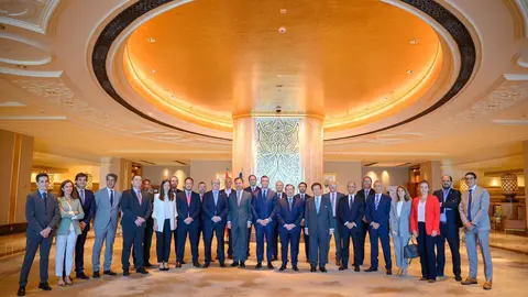 Foto de familia de españoles en Emiratos Árabes y el ministro de Exteriores de España. (Twitter)
