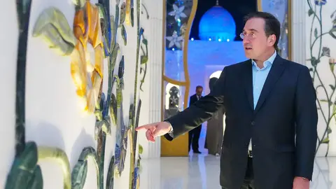 El ministro de Exteriores de España en la Gran Mezquita de Abu Dhabi. (WAM)