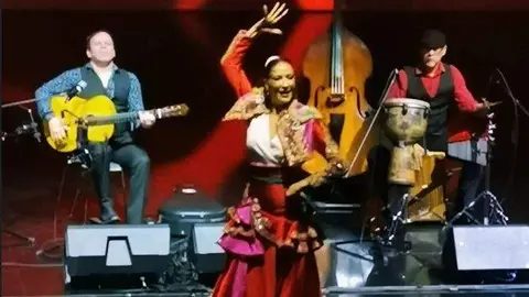 En el centro de la imagen Raquel Reina con Germán Cova (izquierda) y Gilberto Moncada. (Cedida)