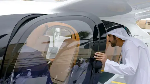 El jeque Hamdan inspecciona un taxi volador. (WAM)