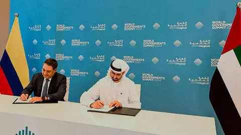 Un momento de la firma del acuerdo en Dubai. (Twitter)