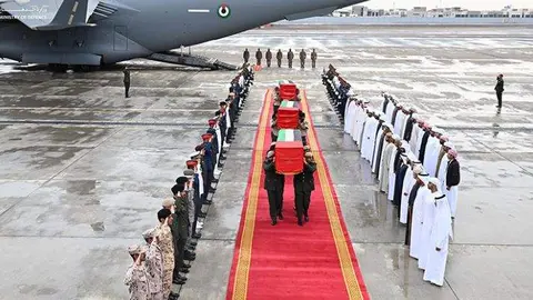 Los mártires emiratíes llegan a Abu Dhabi. (WAM)