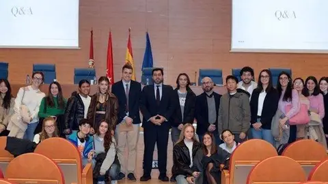 Asistentes a la conferencia junto Ibrahim AlNuaimi y profesores de la universidad. (Cedida)
