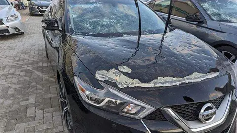 Un coche afectado por la granizada en Al Ain. (Fuente externa)