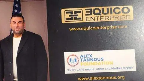 Una imagen del estafador en Twitter.