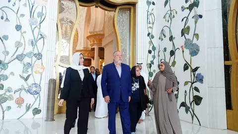 En el centro de la imagen el primer ministro de Cuba durante su recorrido a la Gran Mezquita de Abu Dhabi. (WAM)