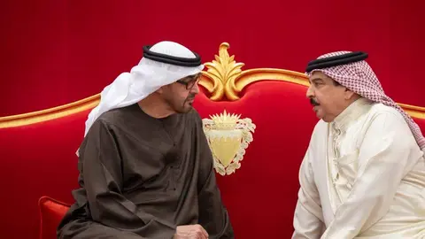 El presidente de EAU y el rey de Bahréin en Manama. (Twitter)