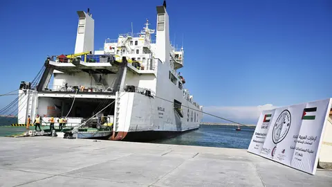 El barco con la ayuda de EAU. (WAM)