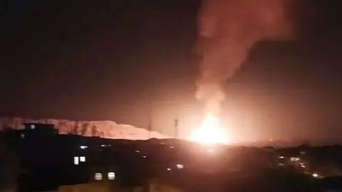 Una captura de pantalla de un vídeo difundido en redes sociales de la explosión de un gasoducto iraní.