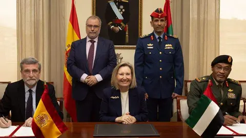 Un momento de la firma del acuerdo de defensa entre EAU y España. (Isdefe)