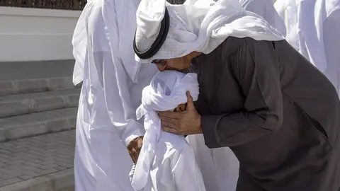 Emotivo gesto del presidente de EAU. (WAM)