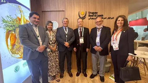 Representantes y autoridades en el stand de Uruguay. (Cedida)