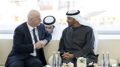 El presidente de EAU y el de la FIFA. (WAM)